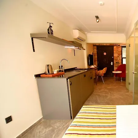 Chic Garden Flat With Patio Near Hadrian's Gate Antalya