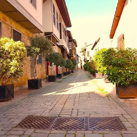 Chic Garden Flat With Patio Near Hadrian's Gate * アンタルヤ