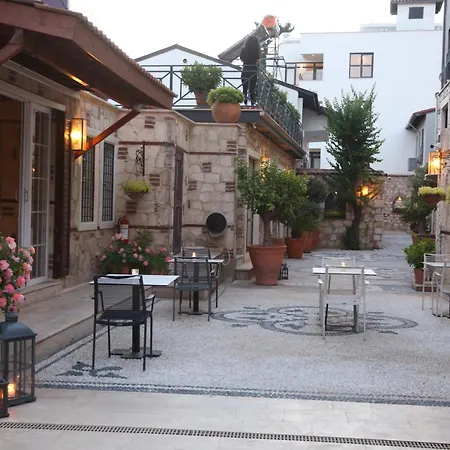 Chic Garden Flat With Patio Near Hadrian's Gate