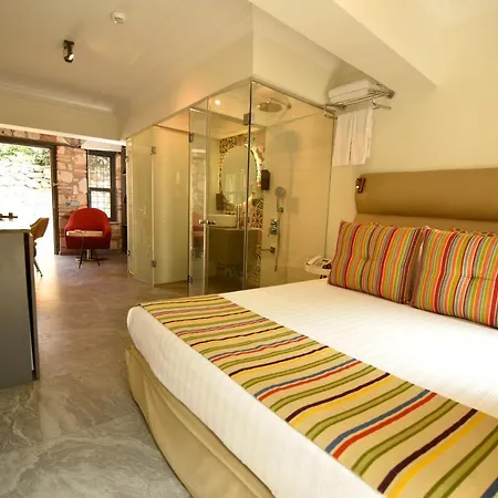 Chic Garden Flat With Patio Near Hadrian's Gate أنطاليا