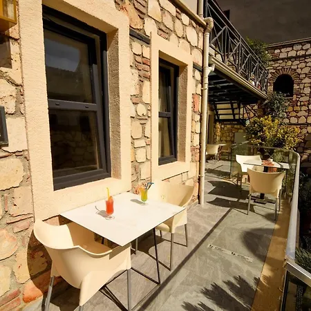 Chic Garden Flat With Patio Near Hadrian's Gate شقة *