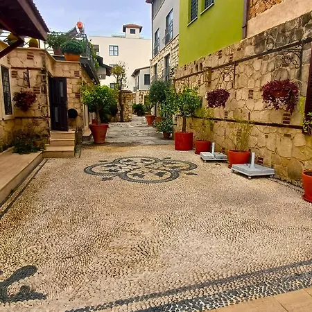 Apartament Chic Garden Flat With Patio Near Hadrian's Gate